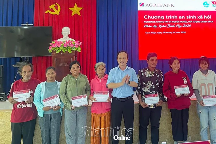 Trao 40 suất quà Tết cho hộ nghèo, cận nghèo trên địa bàn xã Cam Hiệp