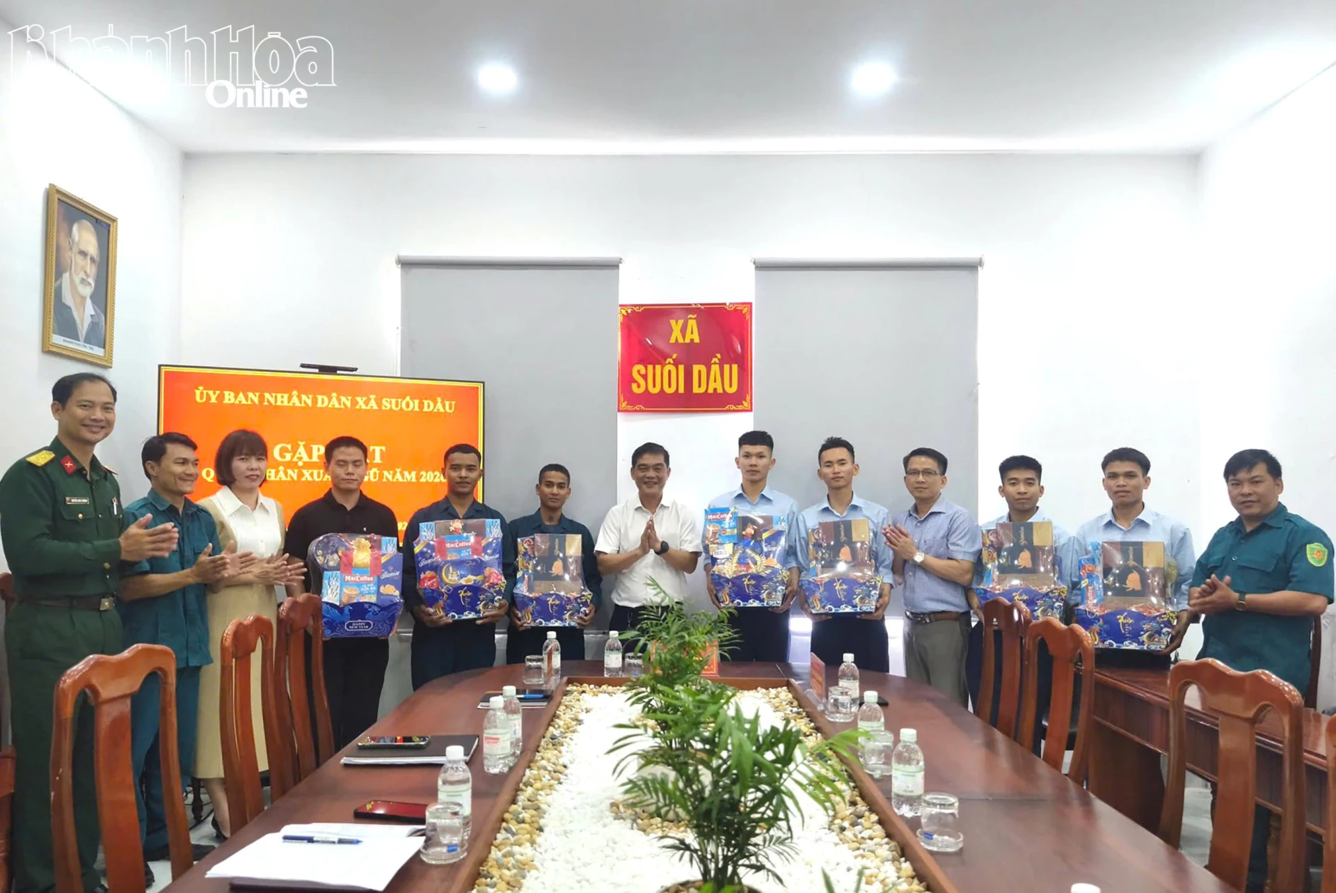 Ông Hồ Tấn Quang - Bí thư Đảng ủy, Chủ tịch HĐND xã Suối Dầu trào qua cho các quân nhân hoàn thành nghĩa vụ quân sự.