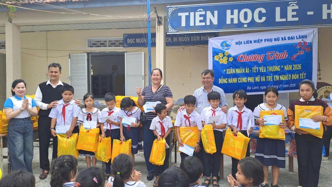 Trao quà cho trẻ em có hoàn cảnh khó khăn.