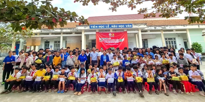 Chương trình “Cùng em đón Tết” tại xã Tây Ninh Hòa