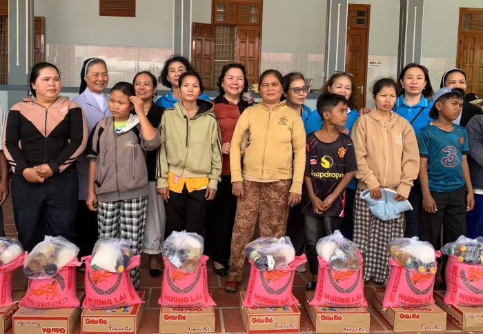 Hội Liên hiệp Phụ nữ phường Nha Trang tặng 300 suất quà cho người dân, trẻ em thôn Văn Sơn