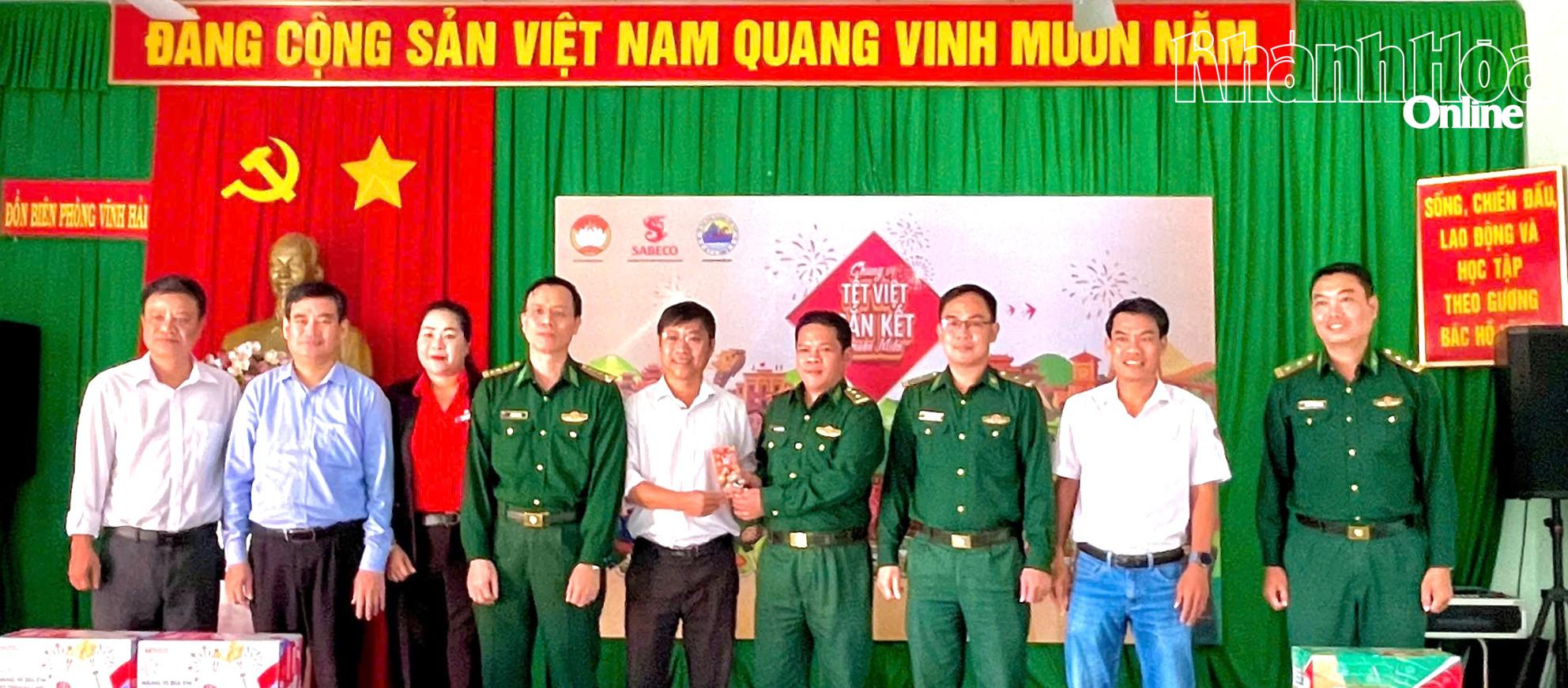 Đại diện các đơn vị trao quà cho Đồn Biên phòng Vĩnh Hải