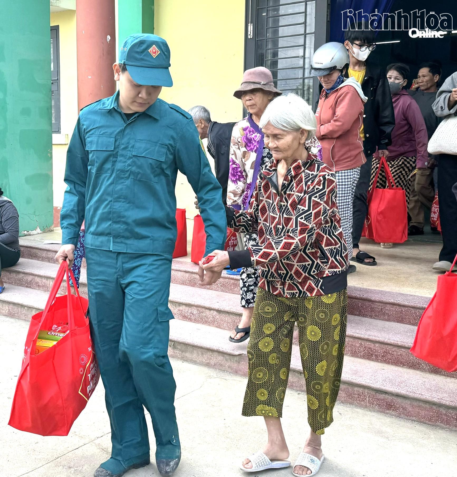 Hỗ trợ người già xách quà