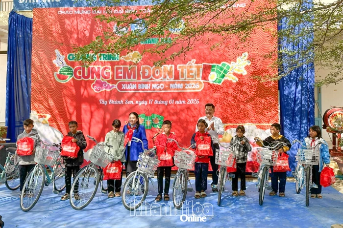 Tổ chức chương trình “Cùng em đón Tết” cho thiếu nhi xã Tây Khánh Sơn