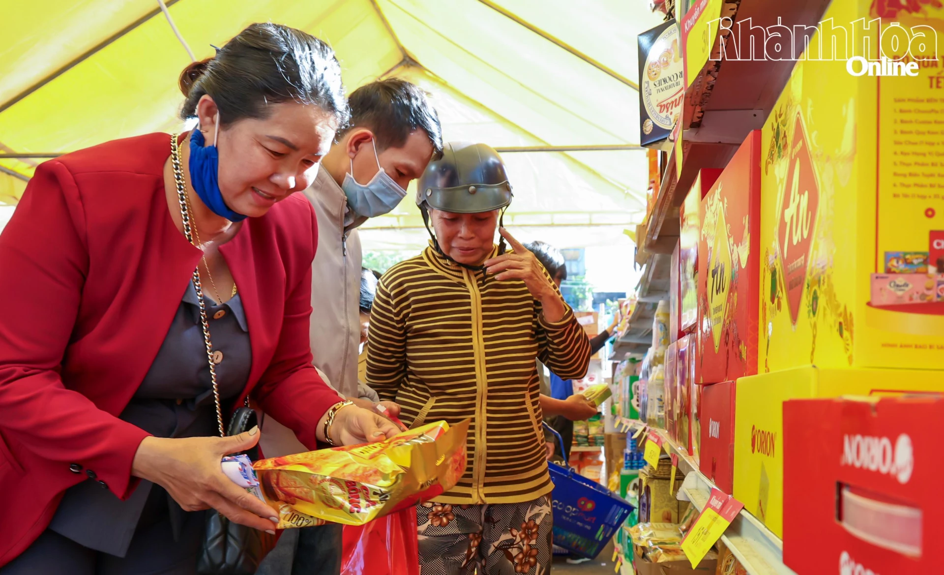 Người dân đi mua sắm tại gian hàng trợ giá