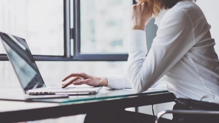 Làm việc nhiều trước màn hình làm da nhanh lão hóa