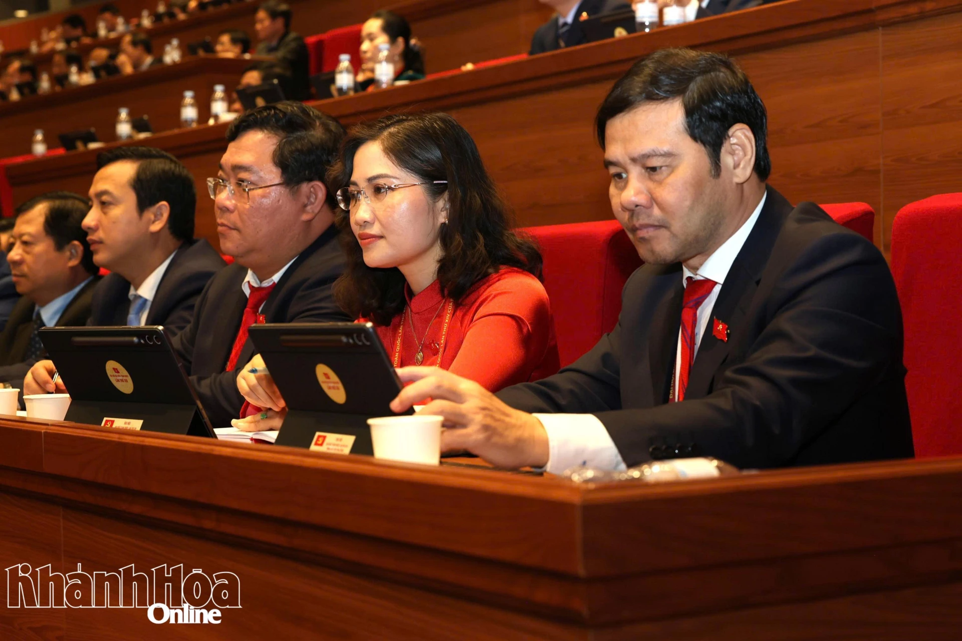 Đoàn đại biểu Đảng bộ tỉnh Khánh Hòa dự phiên thảo luận.