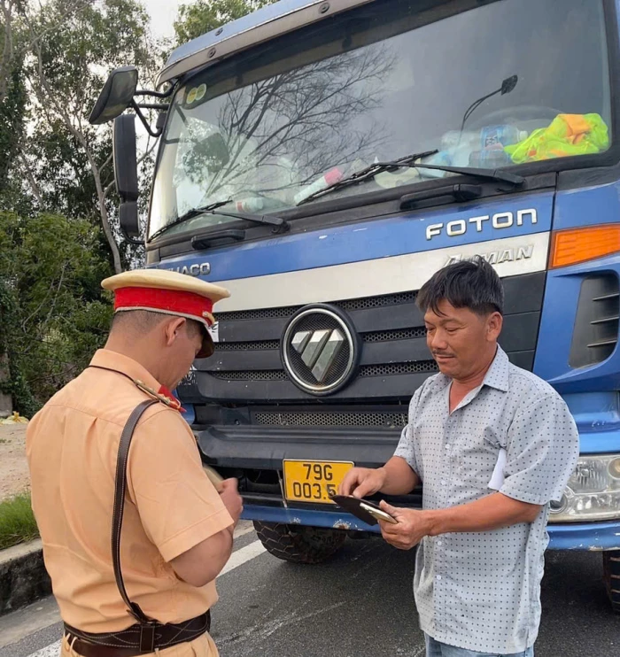 Lực lượng Cảnh sát giao thông lập biên bản xử lý 16 xe tải vi phạm