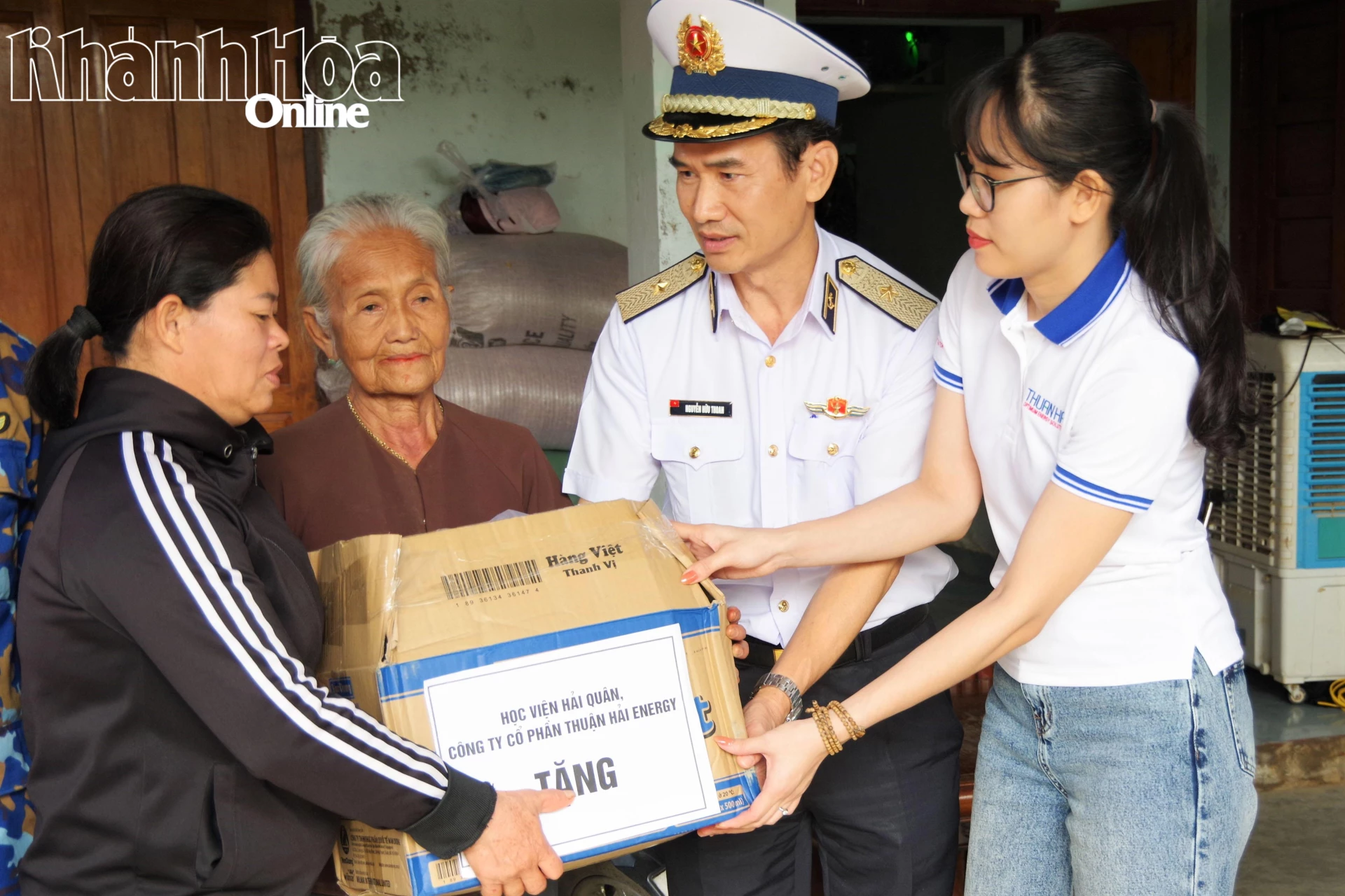 Chính ủy Học viện Hải quân thăm hỏi, tặng quà cho các gia đình chính sách.