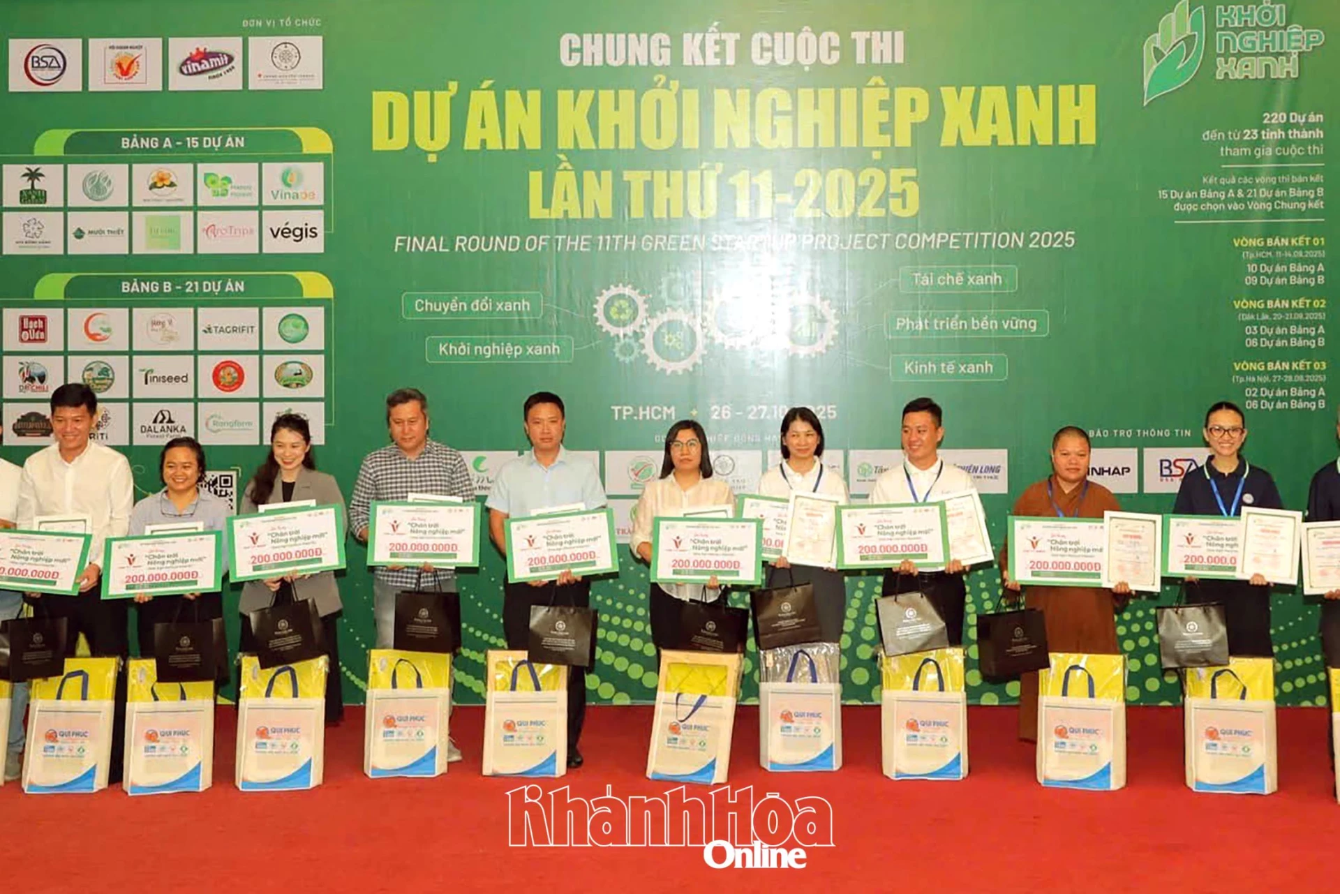 Anh Lê Trung Thu - Giám đốc Công ty TNHH Thực phẩm T&H (thứ 3 từ phải sang) nhận giải thưởng Dự án khởi nghiệp xanh do Hội Doanh nghiệp hàng Việt Nam chất lượng cao và Trung tâm BSA phối hợp tổ chức.