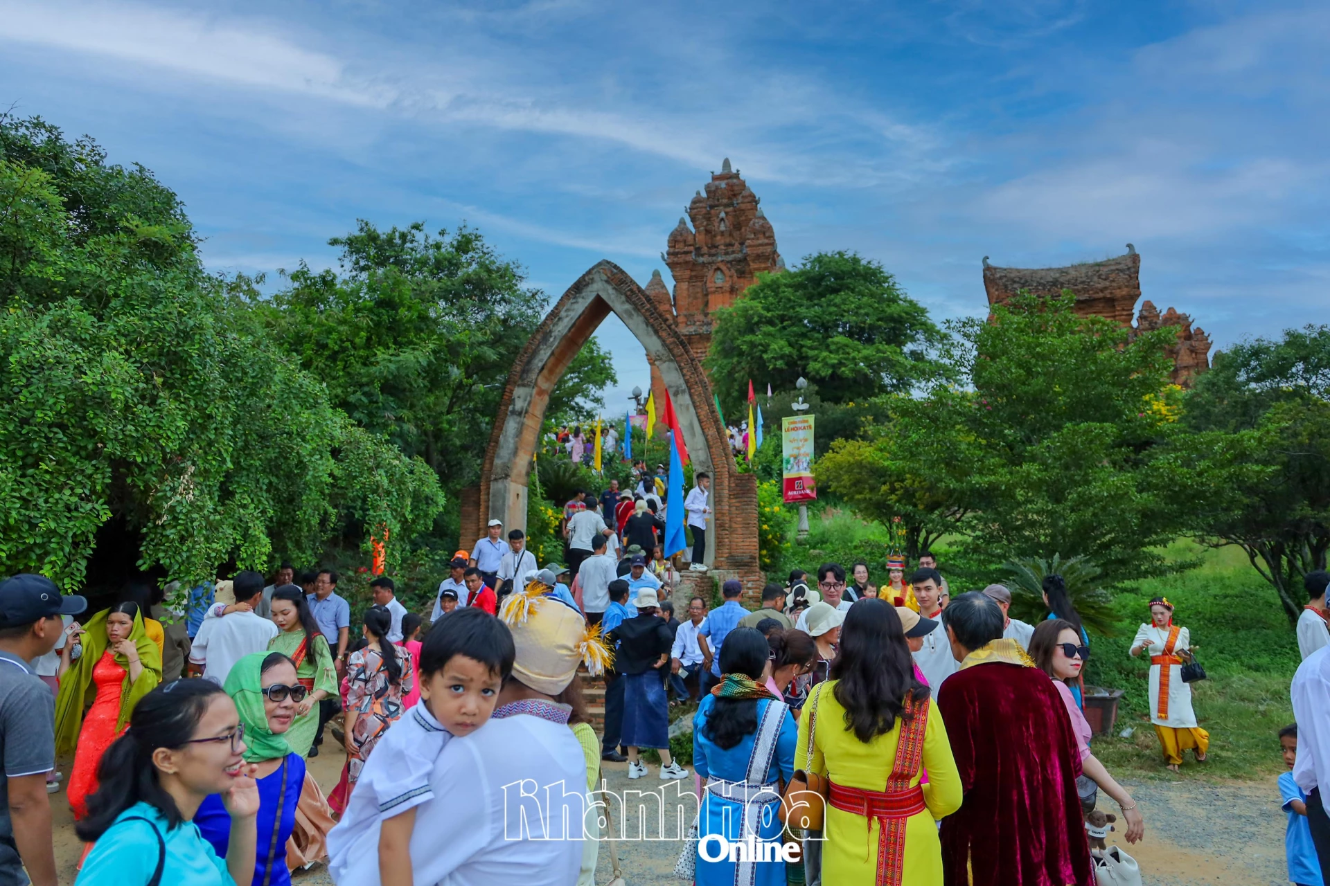 Locals and tourists visiting Po Klong Garai special national monument

