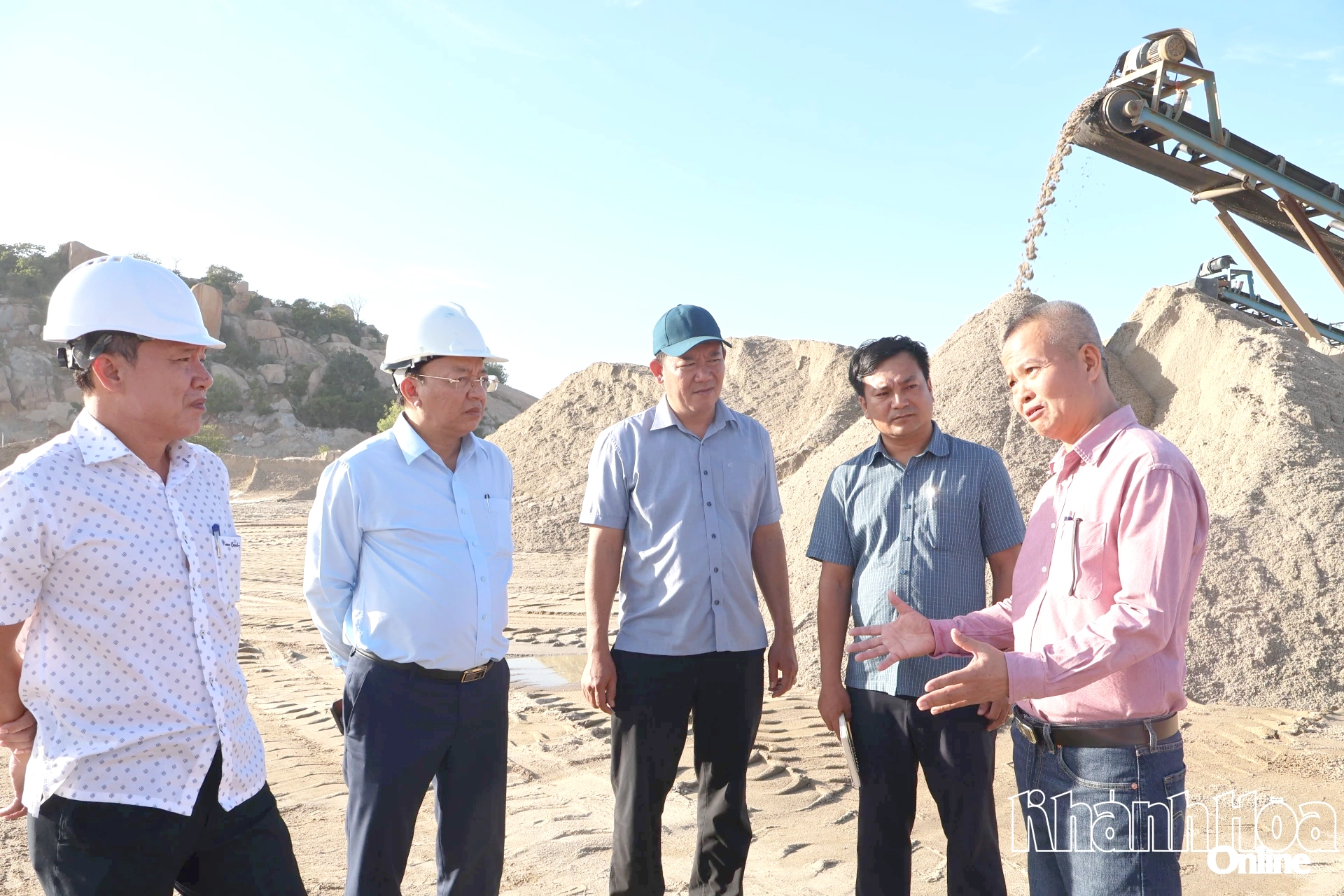 Đồng chí Lê Huyền kiểm tra thực tế tại cơ sở chế biến cát của Công ty Cổ phần Xây dựng An Khánh Ninh Thuận (xã Thuận Nam).