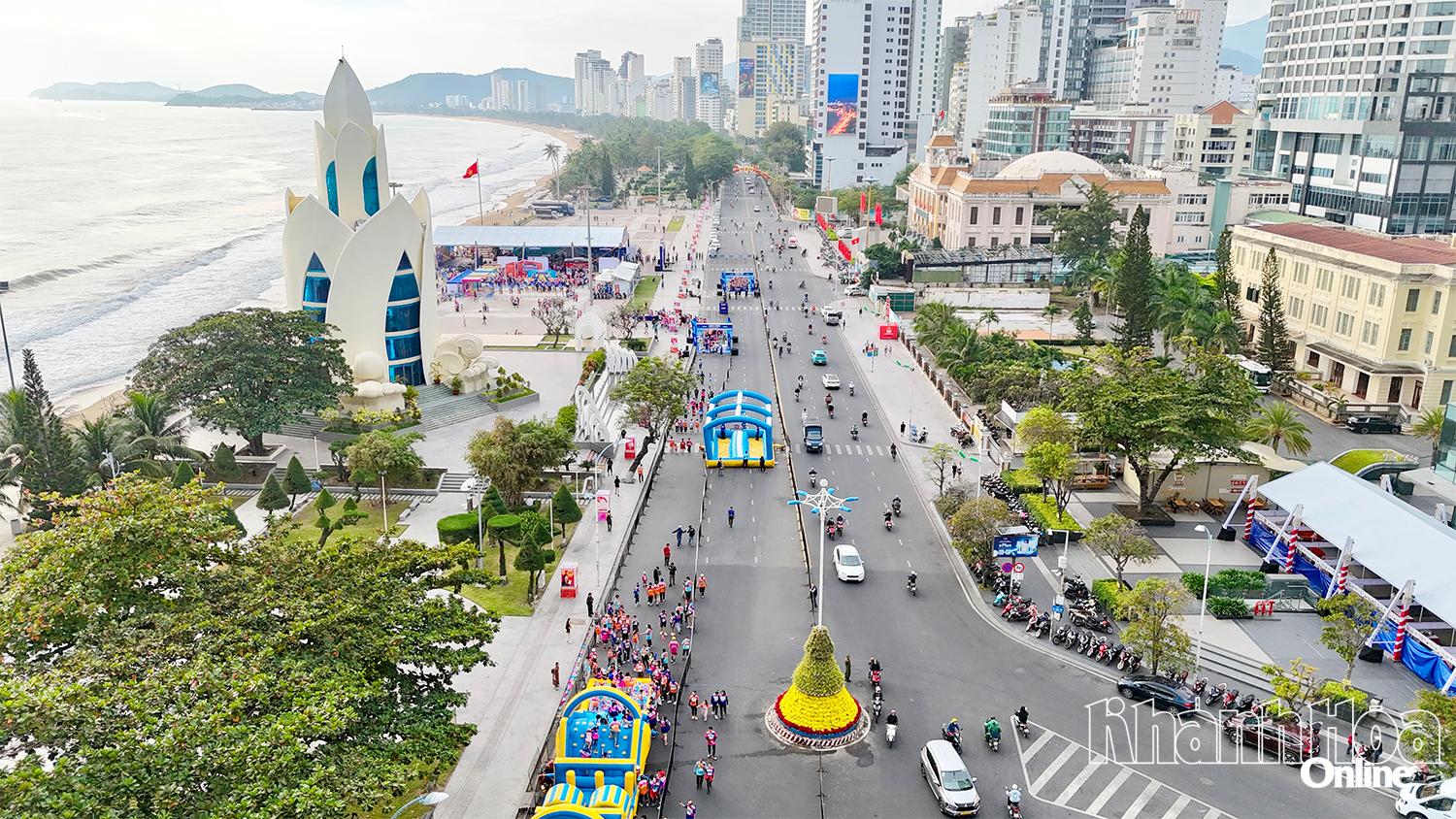 Lively atmosphere at Tram Huong Tower and 2-4 Square 

