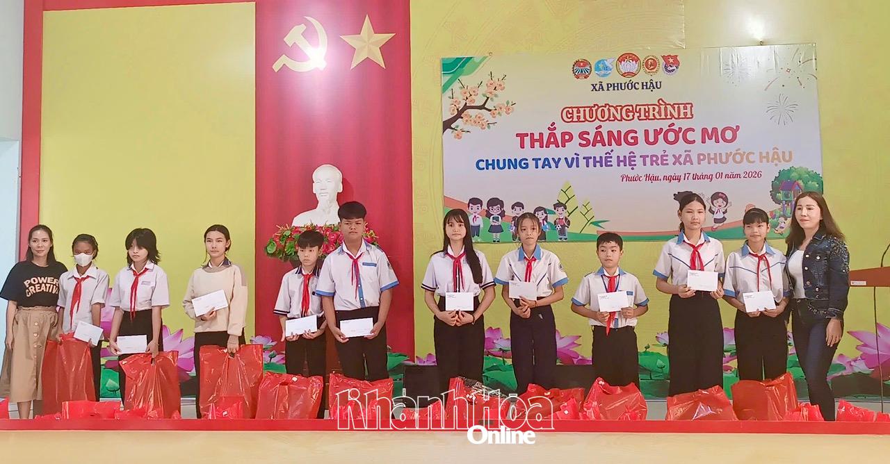 Nhà tài trợ trao học bổng cho các học sinh. 