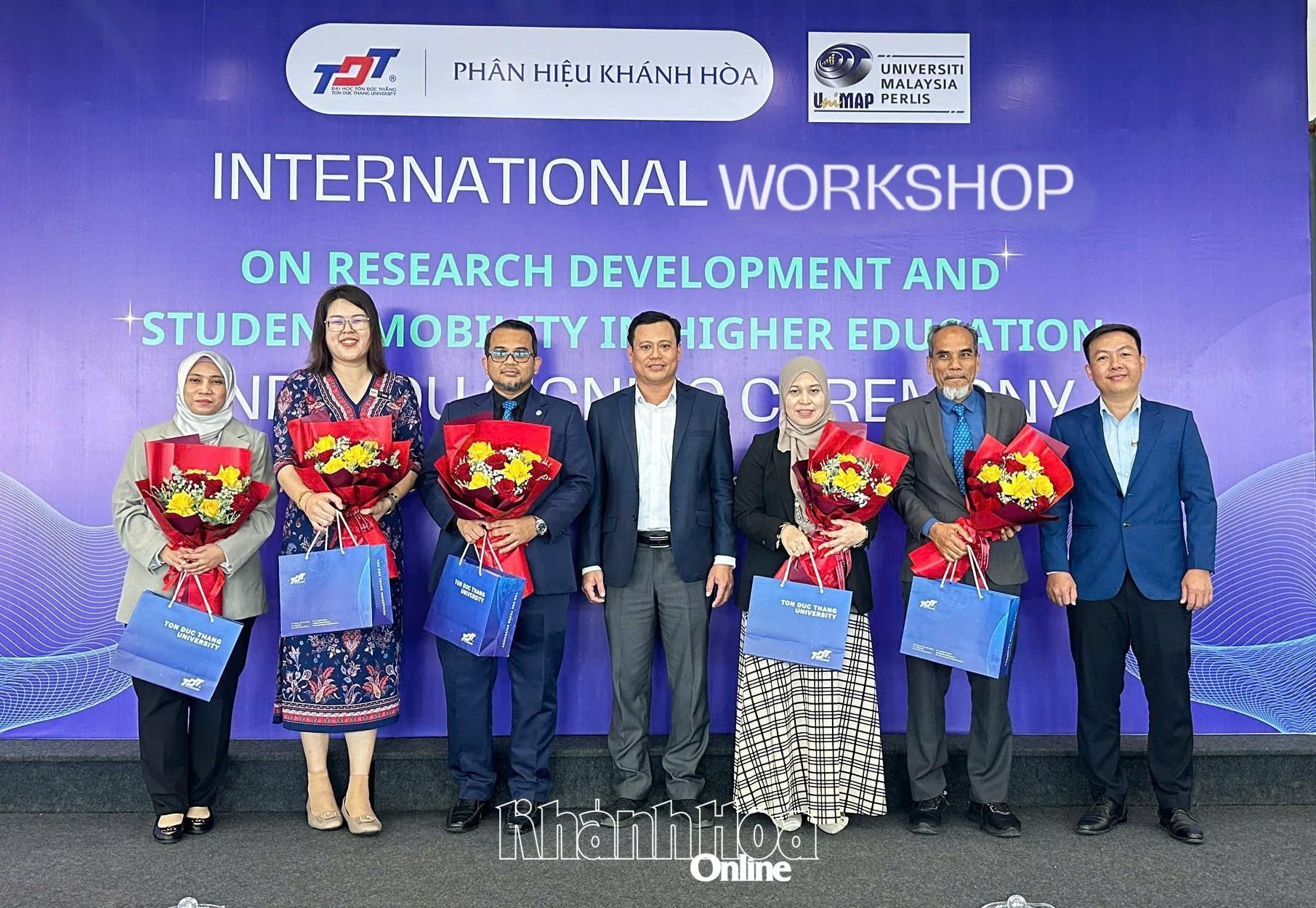 Đại diện Phân hiệu Trường Đại học Tôn Đức Thắng tại Khánh Hòa tặng hoa cho đại diện các đơn vị đồng tổ chức hội thảo. 