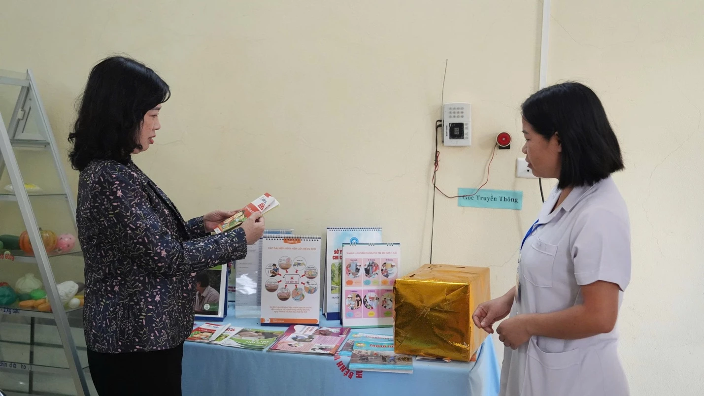 Uỷ viên Trung ương Đảng, Bộ trưởng Bộ Y tế Đào Hồng Lan kiểm tra công tác truyền thông giáo dục sức khoẻ tại Trạm Y tế xã Sam Mứn – tỉnh Điện Biên.