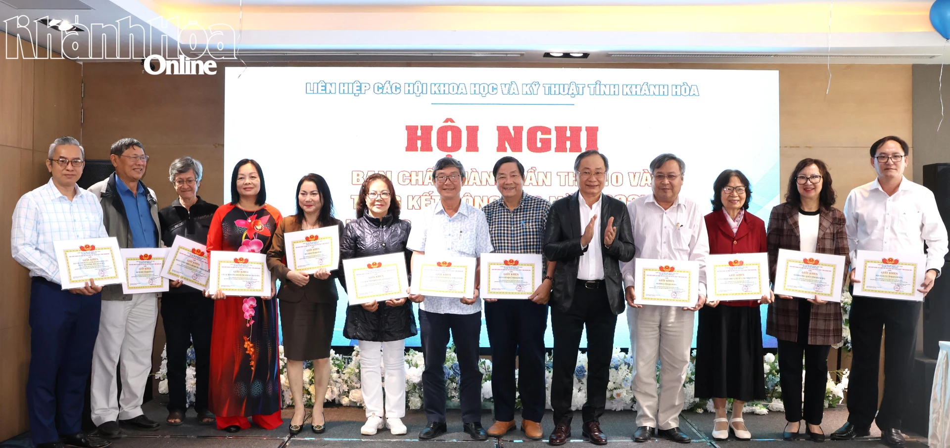 Trao giấy ken cho các tập thể.