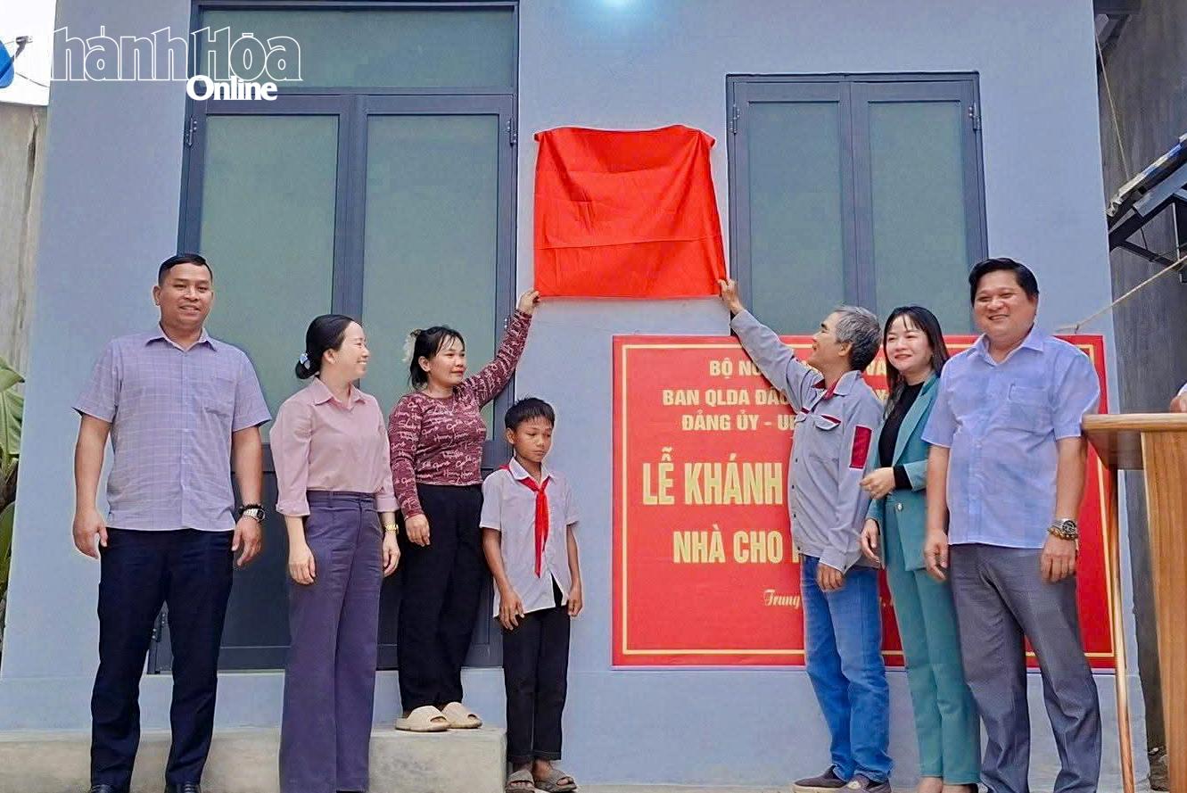 Lãnh đạo xã Trung Khánh Vĩnh và lãnh đạo Ban Quản lý Đầu tư và Xây dựng Thủy lợi 7 thực hiện nghi thức khánh thành nhà đại đoàn kết.