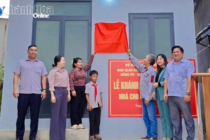 Bàn giao nhà Đại đoàn kết cho hộ đồng bào dân tộc thiểu số nghèo ở xã Trung Khánh Vĩnh