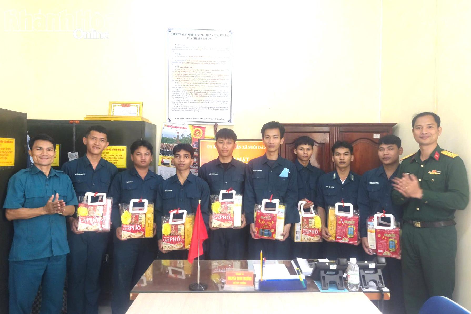 Lãnh đạo Ban Chỉ huy Quân sự xã Suối Dầu trao quà cho các quân nhân hoàn thành nghĩa vụ quân sự.