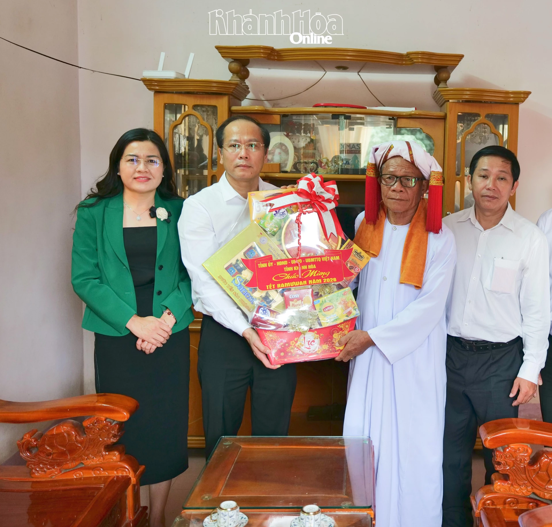 Phó Bí thư Tỉnh ủy Nguyễn Khắc Hà thăm, chúc Tết Sư cả Đạo Văn Bùi – Phó Chủ tịch Hội đồng Sư cả Hồi giáo Bani tỉnh.