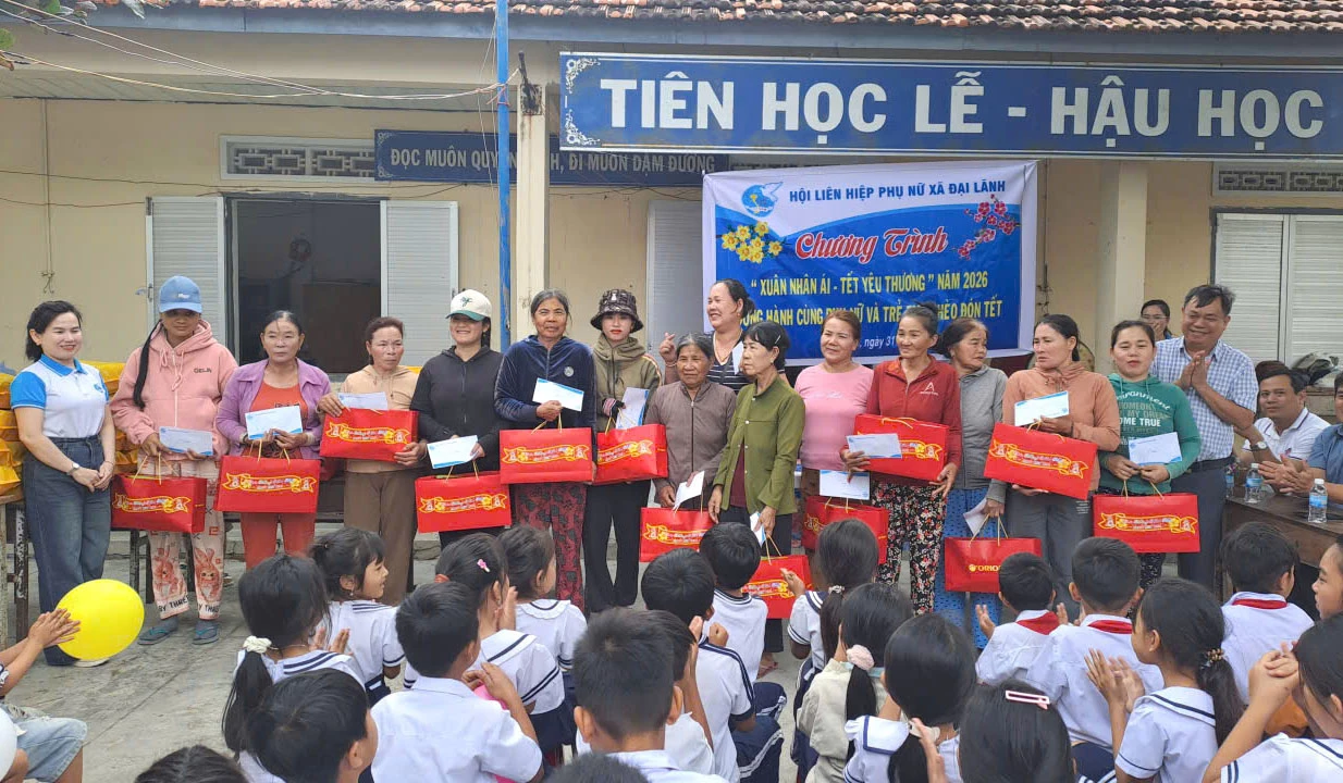 Hội Liên hiệp Phụ nữ xã trao quà cho hội viên, phụ nữ khó khăn ở thôn Ninh Tân.