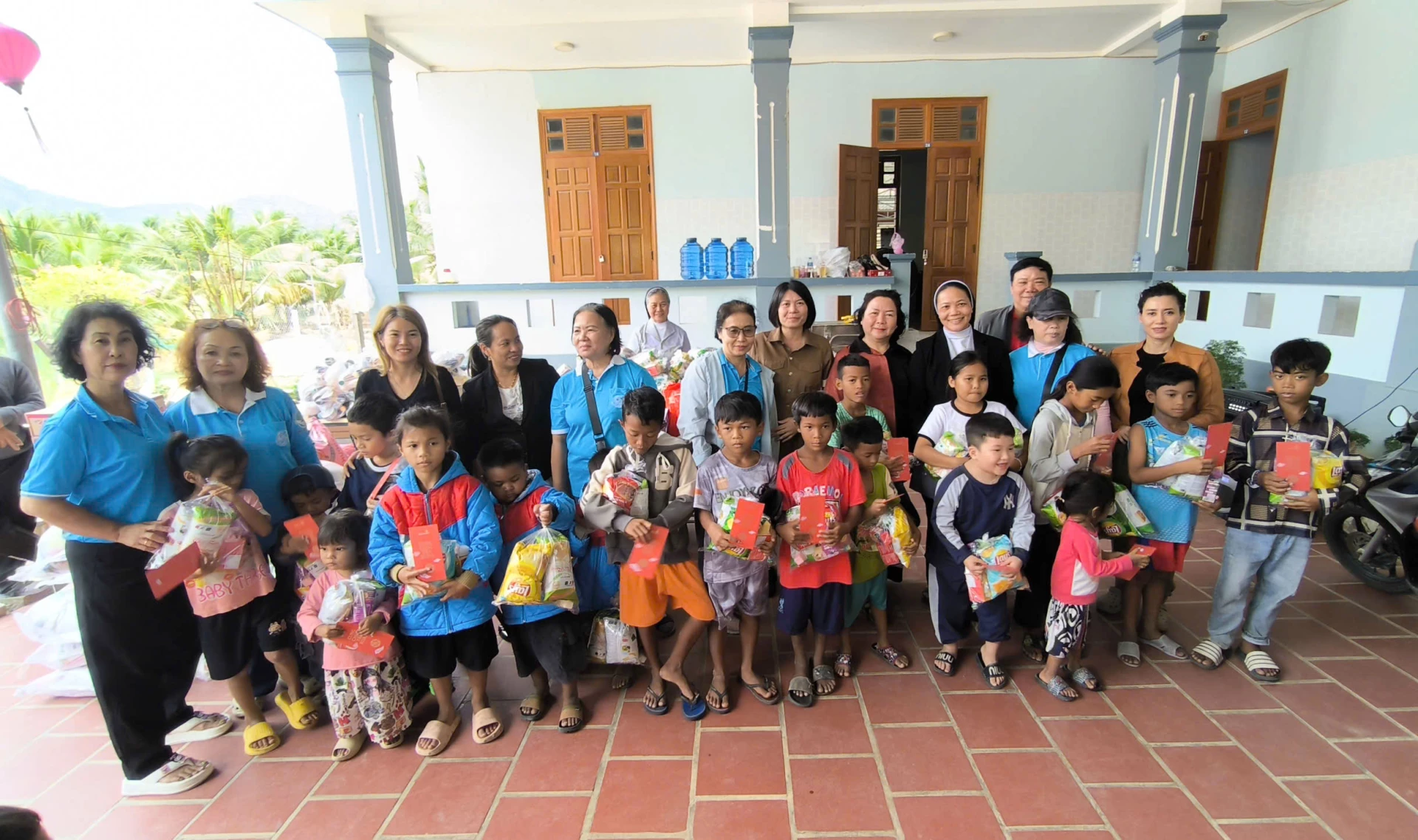 Những suất quà được trao tặng đến trẻ em.