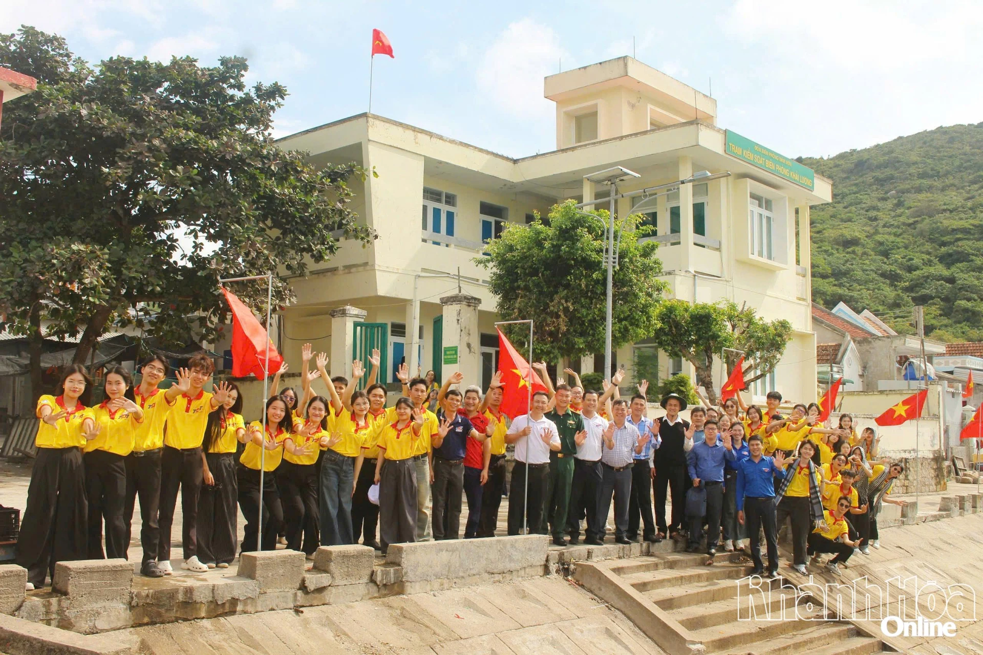 Tuyến đường cờ Tổ quốc tại thôn Khải Lương. 