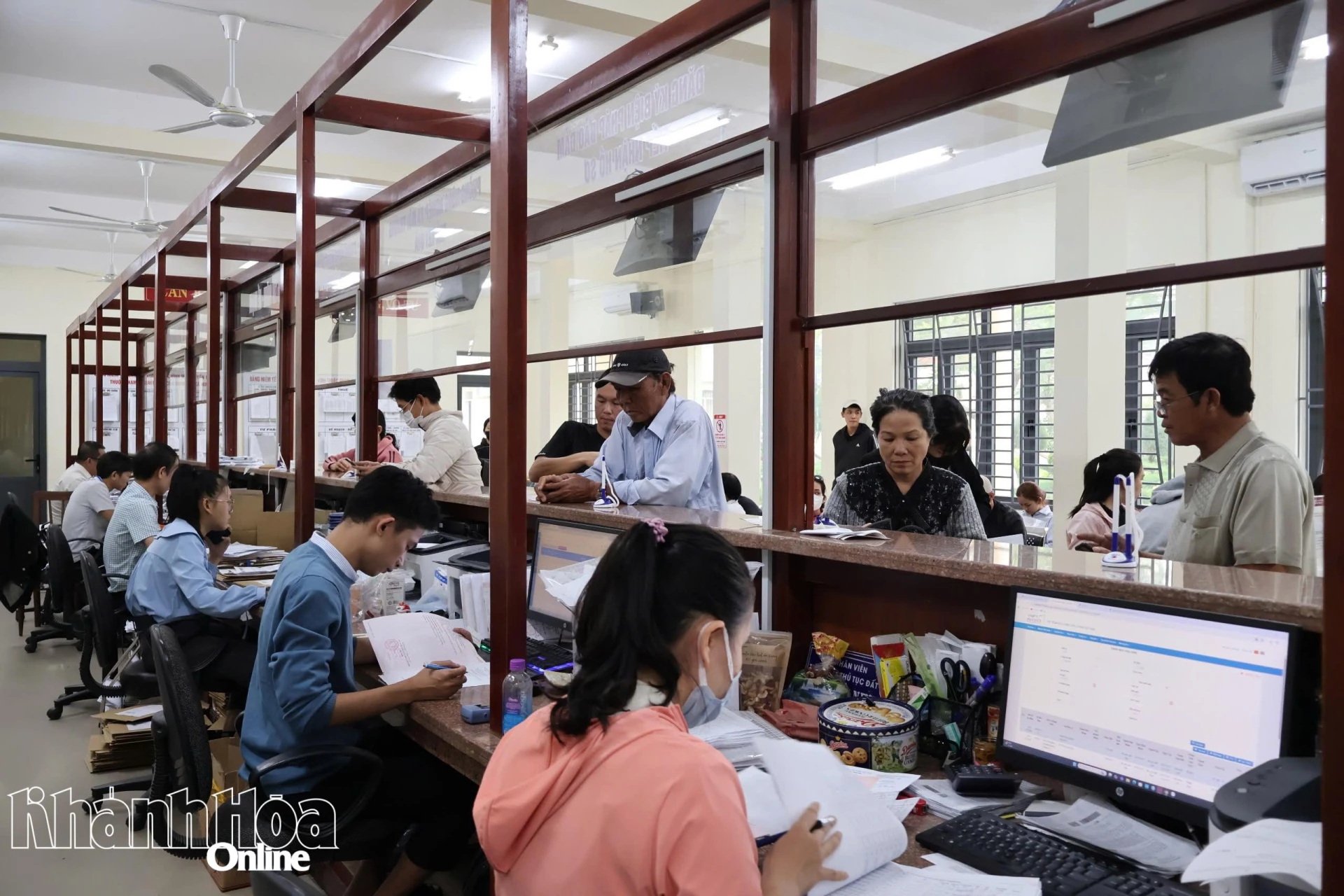 Người dân thực hiện các thủ tục hành chính lĩnh vực đất đai tại phường Ninh Hòa.