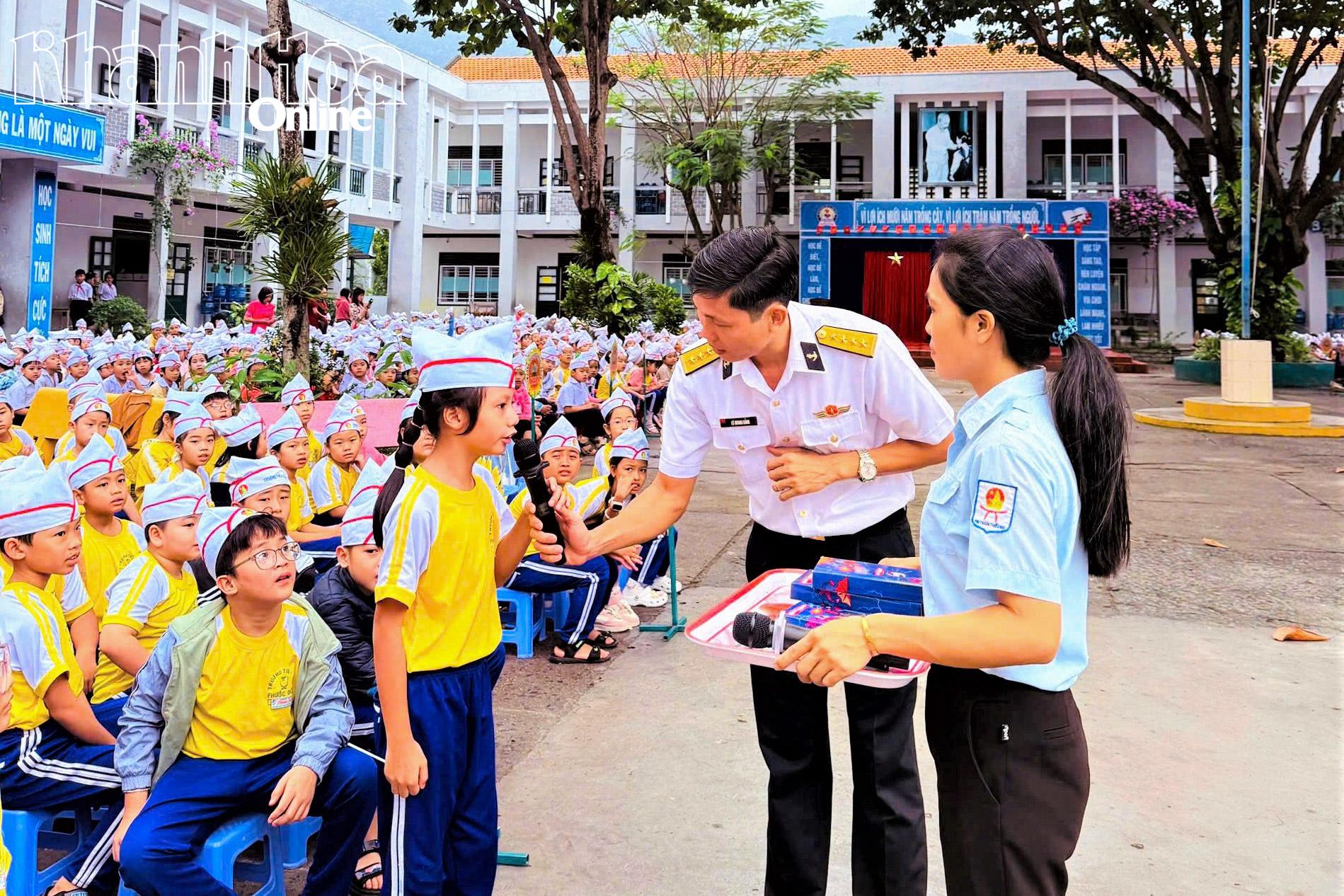 Báo cáo viên Học viện Hải quân tuyên truyền biển, đảo cho học sinh Trường Tiểu học Phước Đồng.