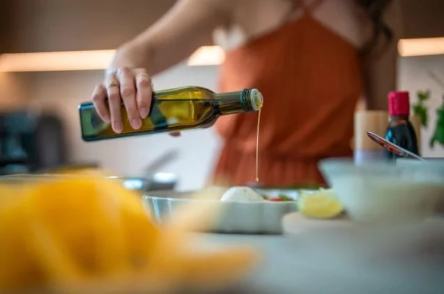 Dầu ôliu nguyên chất là thành phần chủ chốt của chế độ ăn Địa Trung Hải, vốn được chứng minh giúp tăng tuổi thọ. (Nguồn: Getty Images)