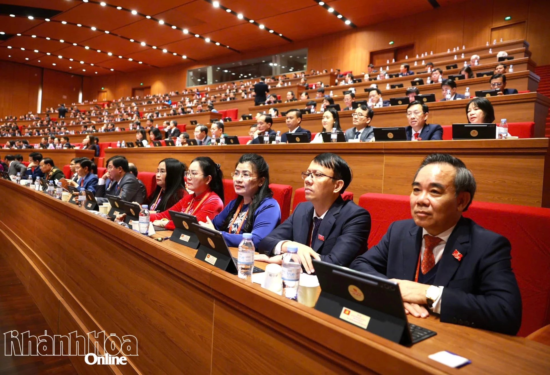 Đoàn đại biểu Đảng bộ tỉnh Khánh Hòa dự phiên thảo luận.