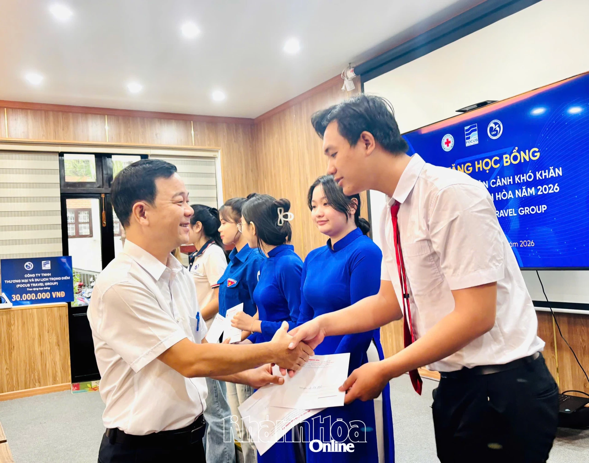 Đại  diện  lãnh  đạo  Hội  Chữ  thập  đỏ  trao  học  bổng  cho  sinh  viên có hoàn cảnh đặc biệt khó khăn