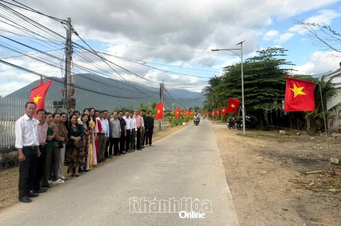 Ủy ban MTTQ Việt Nam xã Vạn Ninh khánh thành công trình “Đường cờ Tổ quốc” chào mừng thành công Đại hội XIV của Đảng