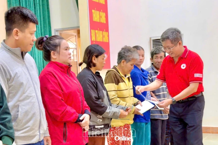 Trao 87 suất quà cho người dân xã Diên Khánh