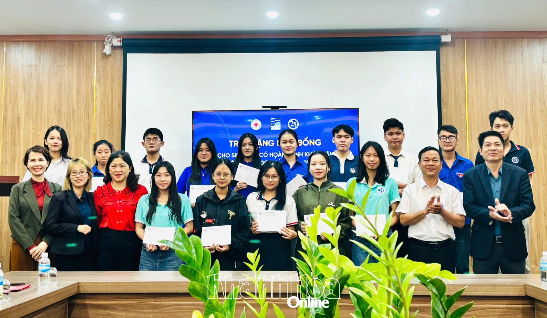 Đại  diện  các  đơn  vị  trao  tặng  học  bổng  cho  sinh  viênn