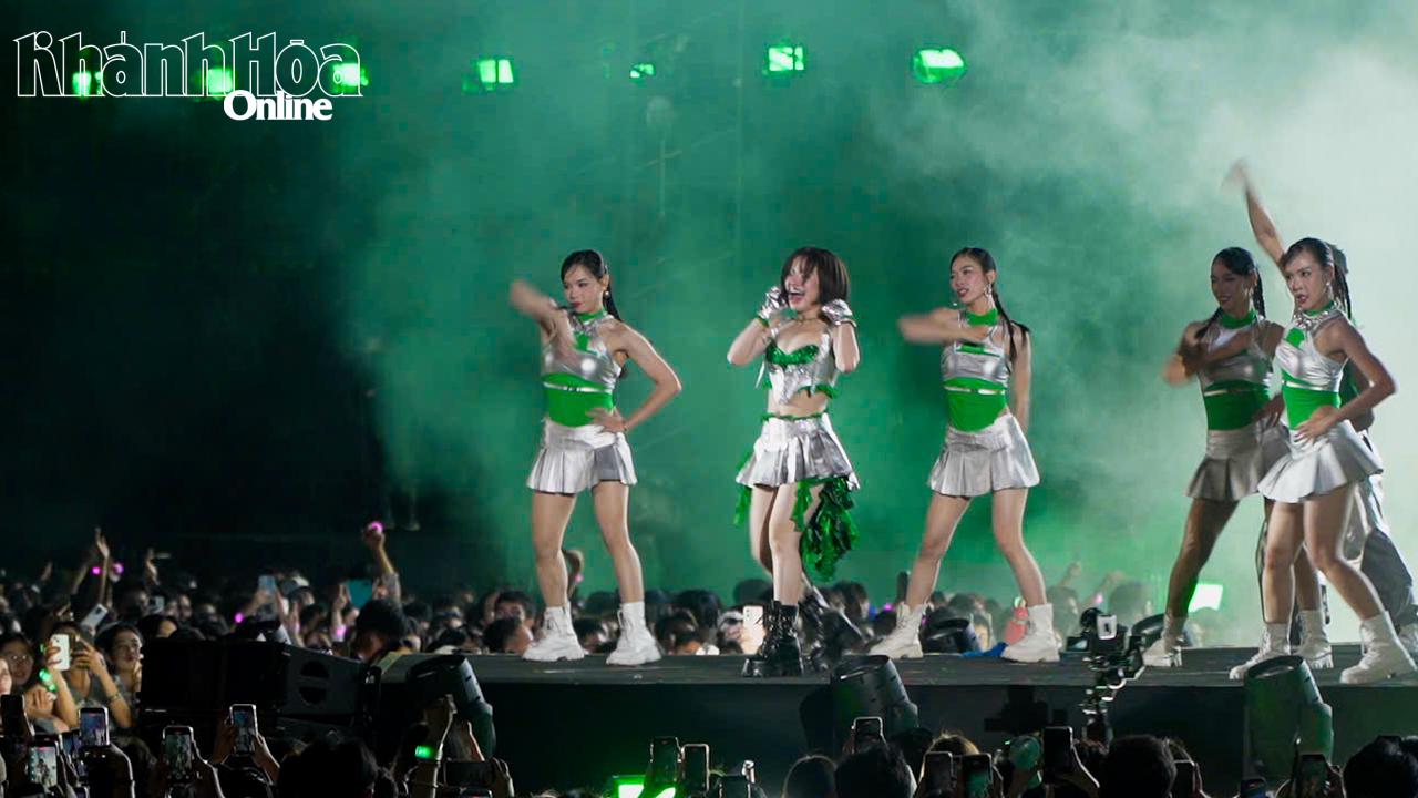 Performance of singer Lam Bao Ngoc (Photo: A.D.)

