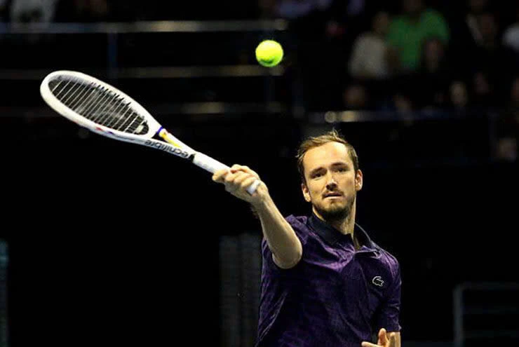 Tay vợt người Nga Medvedev đề nghị đổi giờ thì đấu