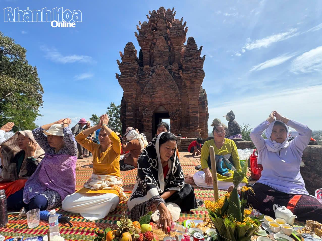 People praying and presenting offerings to the deities

