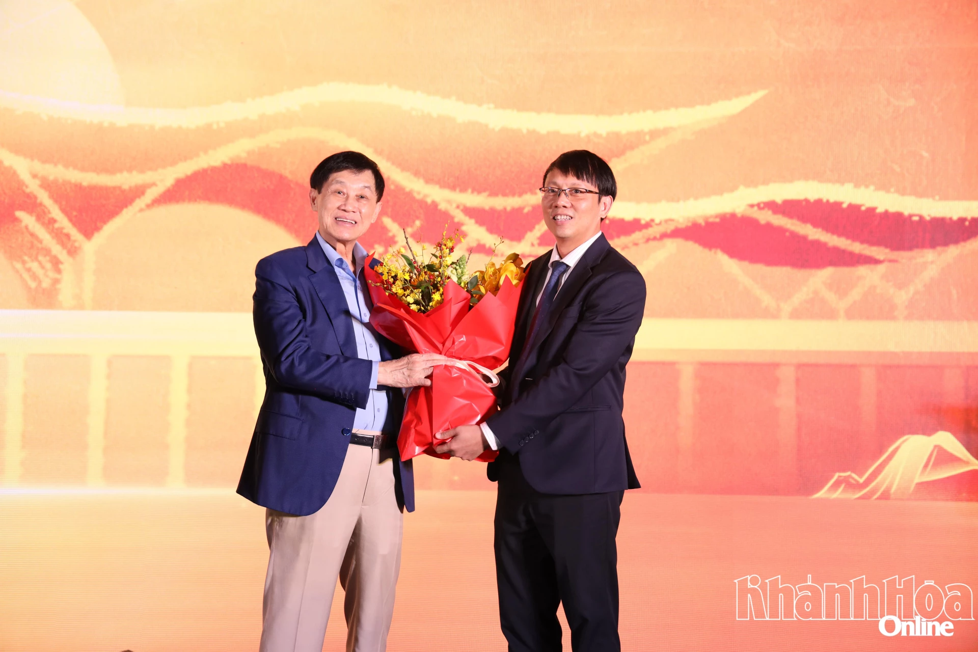 Ông Johnathan Hạnh Nguyễn tặng hoa cảm ơn Phó Chủ tịch UBND tỉnh Nguyễn Thanh Hà