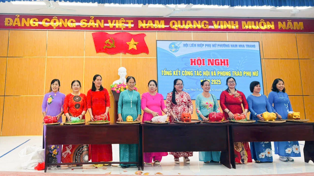 Các chi hội thu hoạch heo đất tiết kiệm.