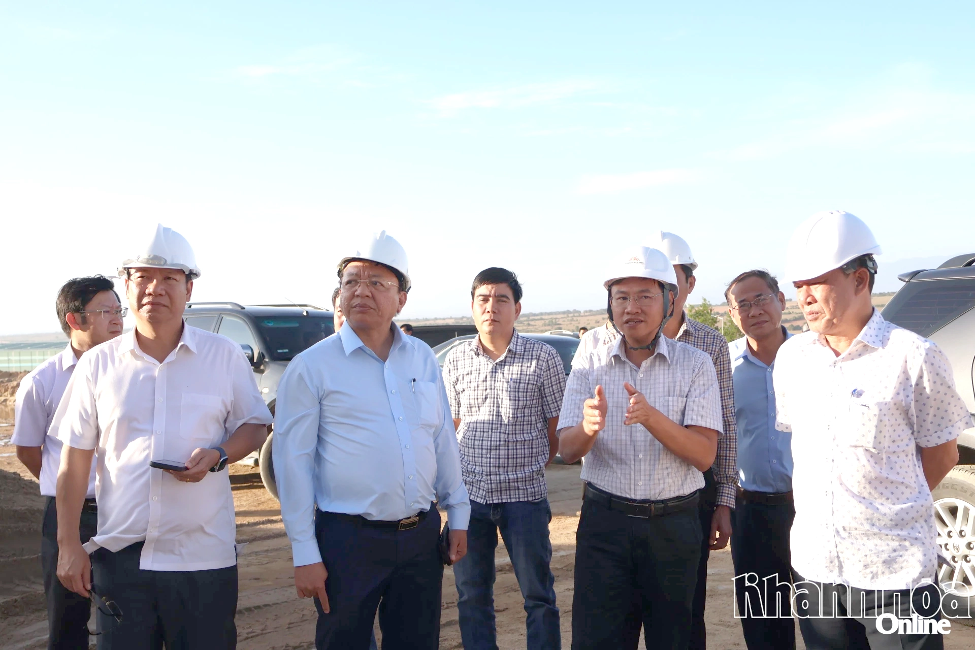 Đồng chí Lê Huyền kiểm tra thực tế tại cơ sở chế biến cát của Công ty TNHH Một thành viên Đầu tư thương mại và xây dựng Nam Khánh (xã Phước Dinh).