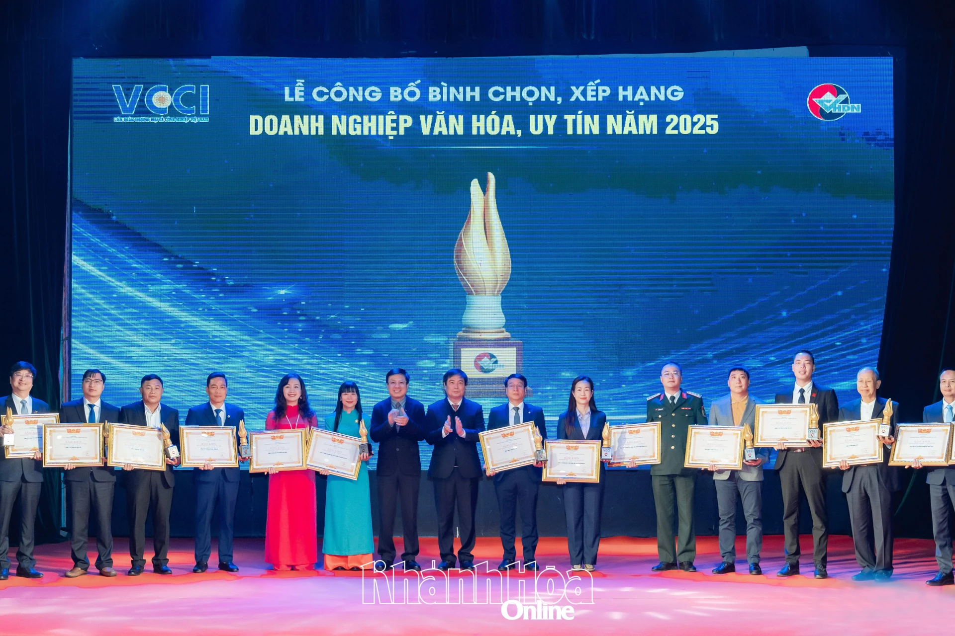Khanh Hoa Salanganes Nest Company and other businesses are honored at the ceremony

