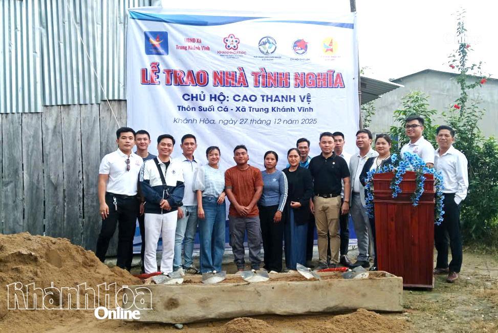 Lãnh đạo xã Trung Khánh Vĩnh và các mạnh thường quân tại lễ khởi công căn nhà cho gia đình chị Cao Thanh Vệ.