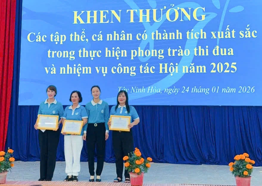 Các cá nhân được khen thưởng tại hội nghị.
