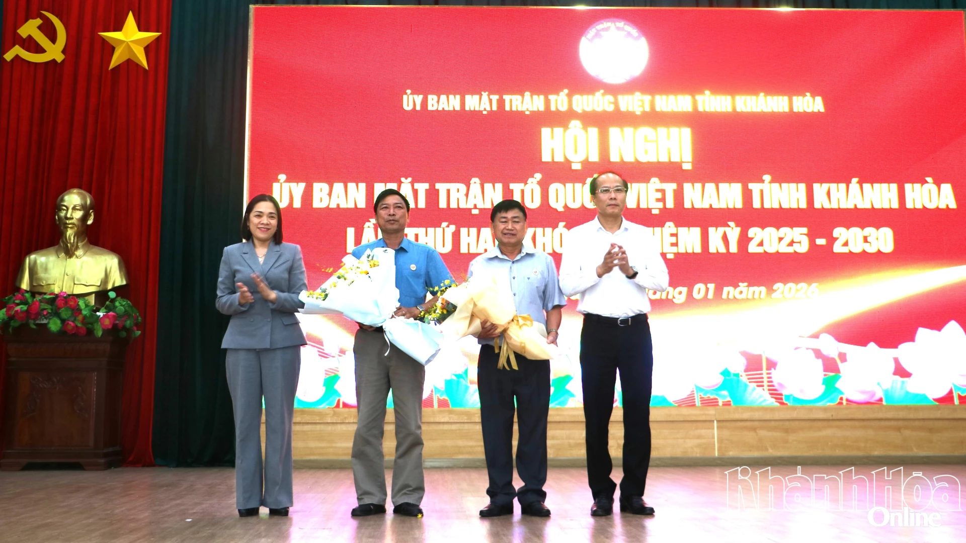 Lãnh đạo Ủy ban MTTQ Việt Nam tỉnh chúc mừng các Ủy viên Ủy ban MTTQ Việt Nam tỉnh.