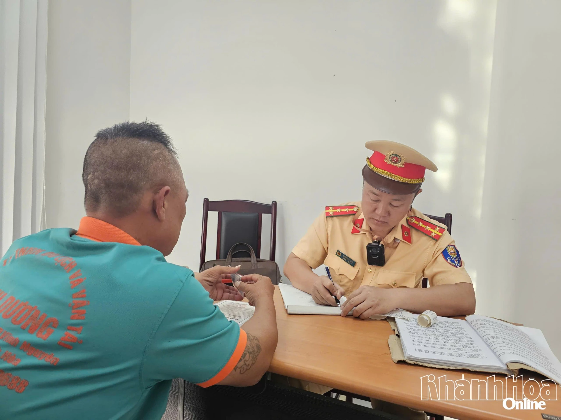 Cán  bộ Đội Cảnh sát giao thông đường thủy số 1 lập  biên  bản  đối  với  ông  TT.