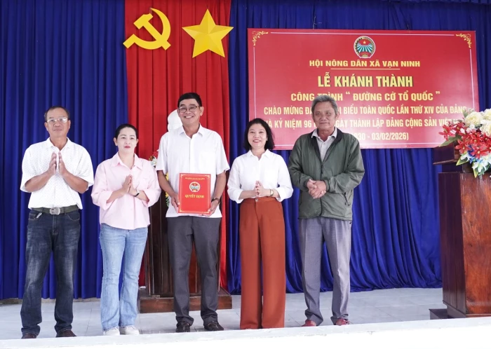 Hội Nông dân xã Vạn Ninh khánh thành công trình “Đường cờ Tổ quốc”