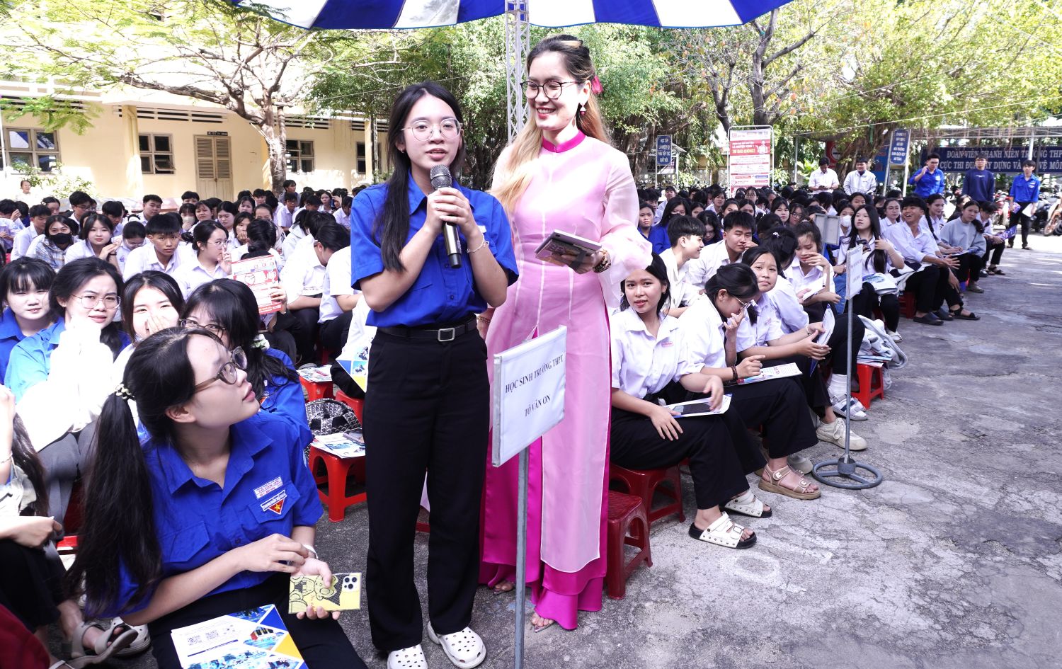 Học sinh trường THPT Tô Văn Ơn nêu câu hỏi tại chương trình.