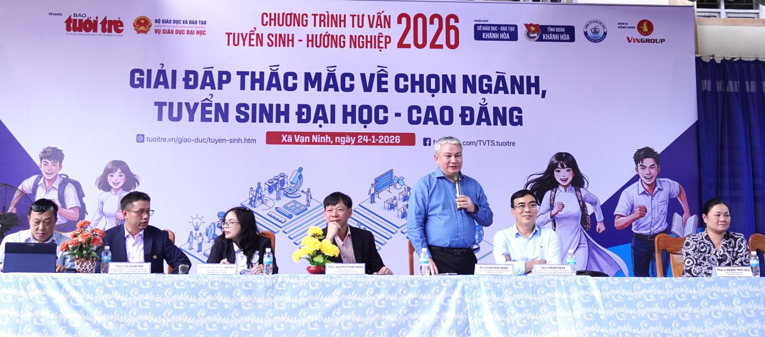 Đại diện Ban tư vấn giải đáp các câu hỏi của học sinh.